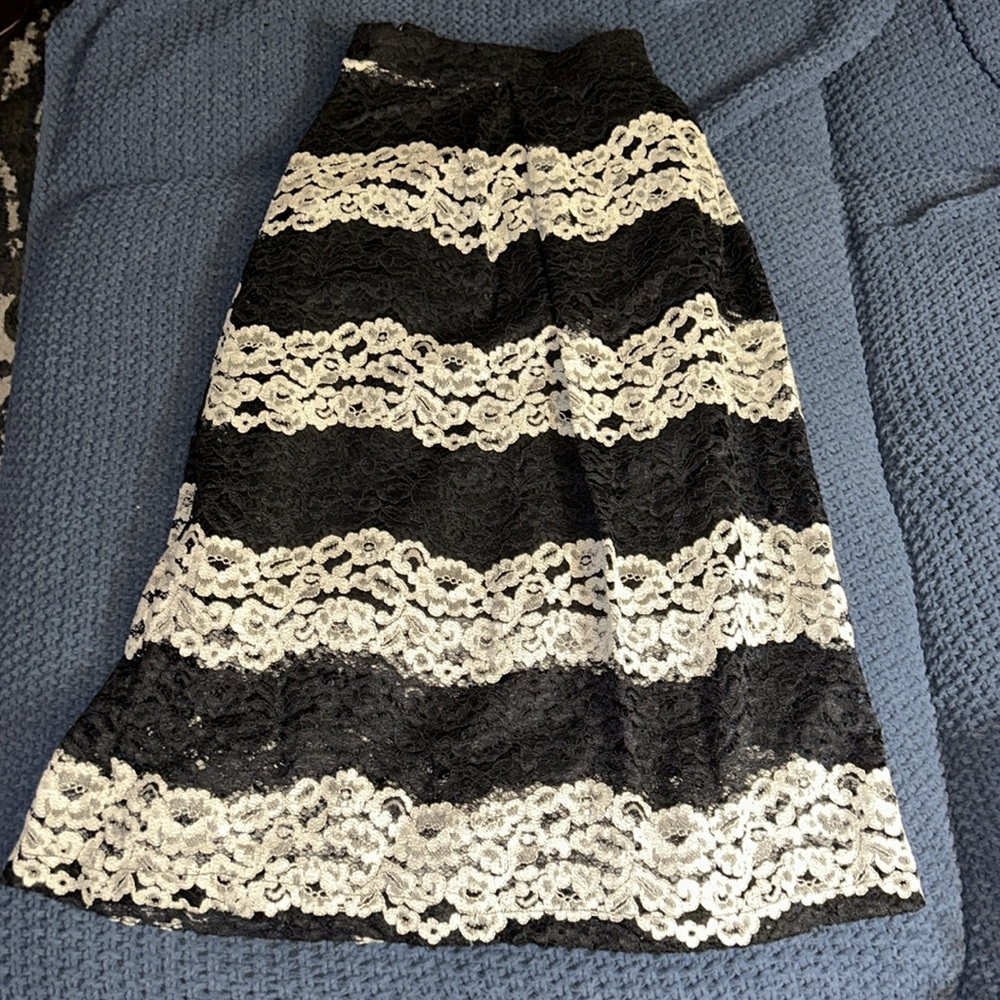 Who What Wear beautiful Black & White floral lace skirt. Size 18 - Picture 4 of 9